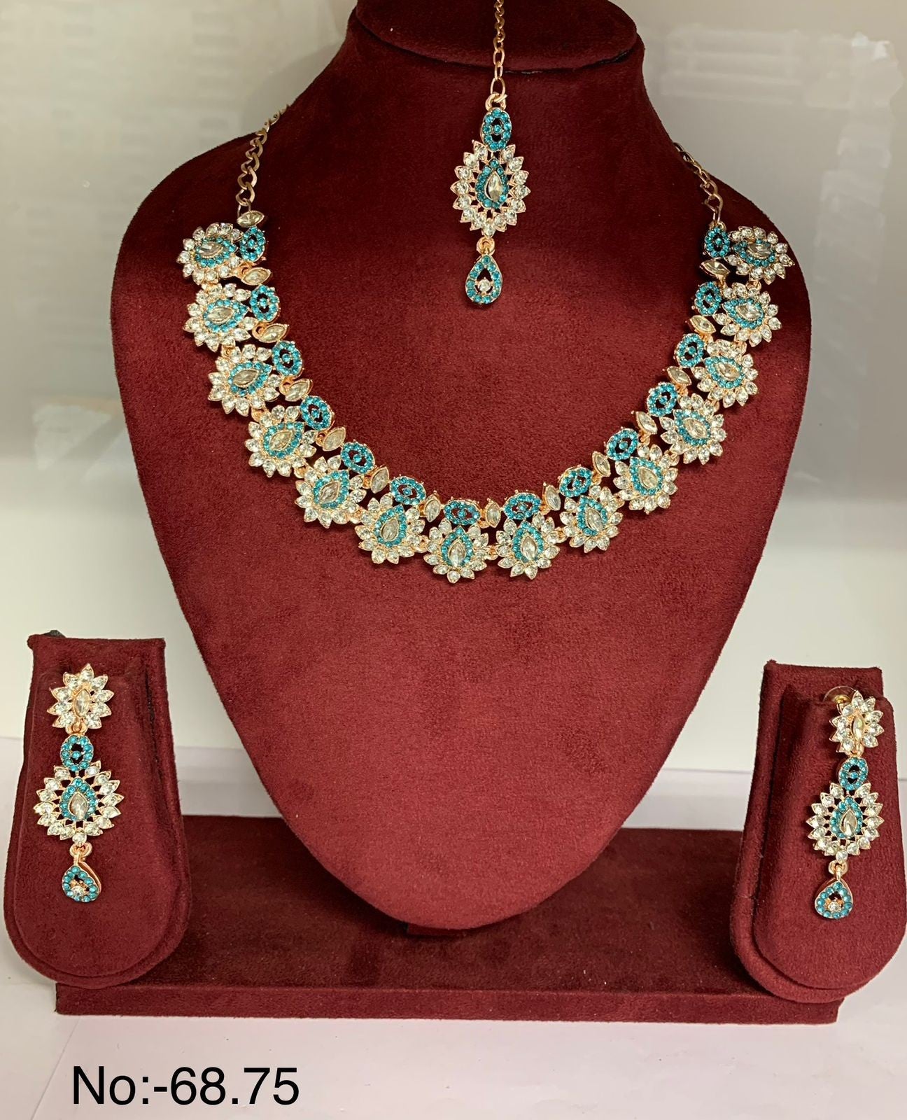 Beautiful Diamond necklace with Mangtikka and Earring